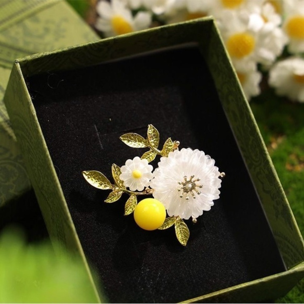 White Floral Brooch‎ with Yellow Bead Accent – daisy natural -Inspired Pin new